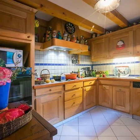 Les Praz-de-chamonix Chalet Sleeps 11 *